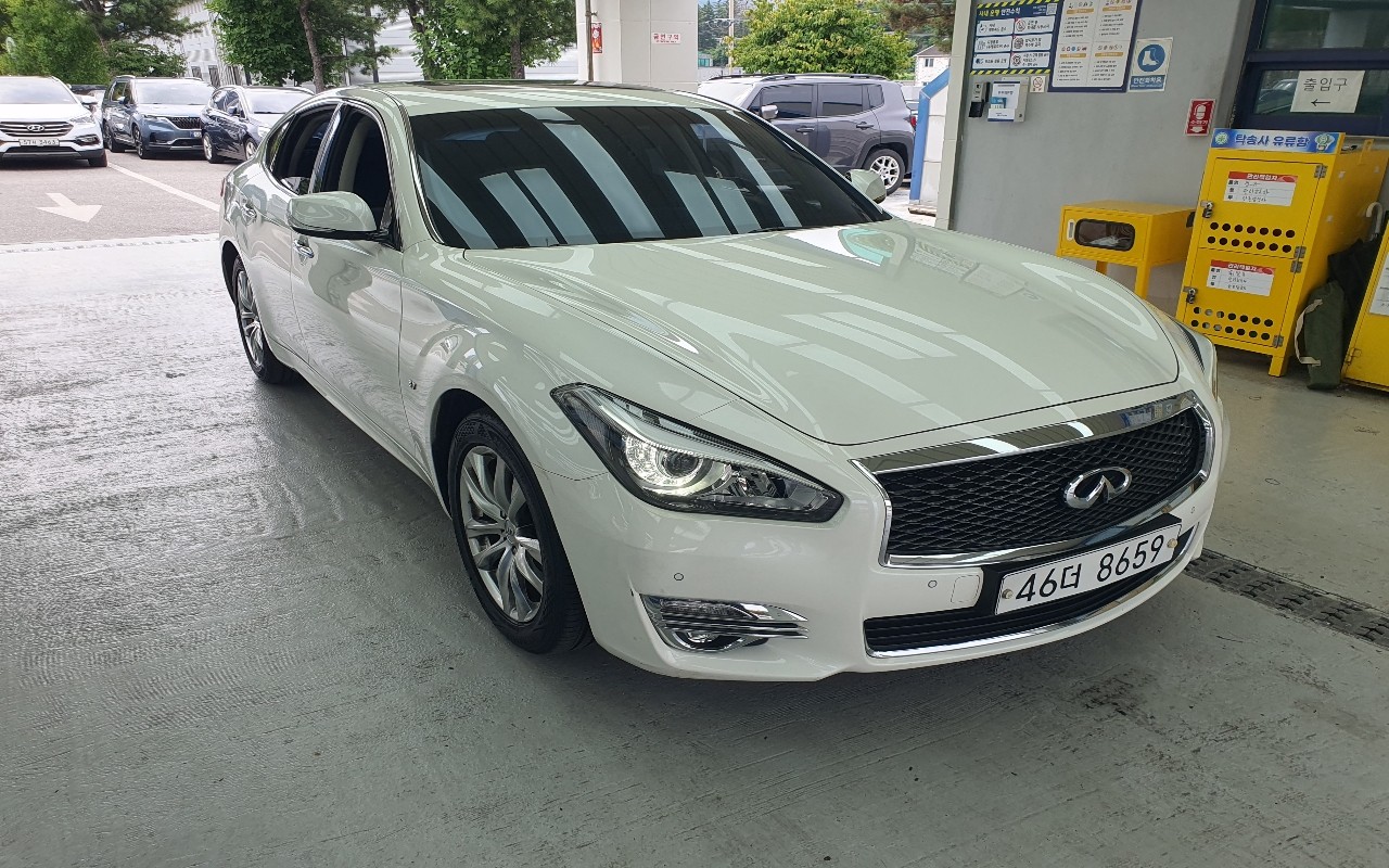 2017 - infiniti q70