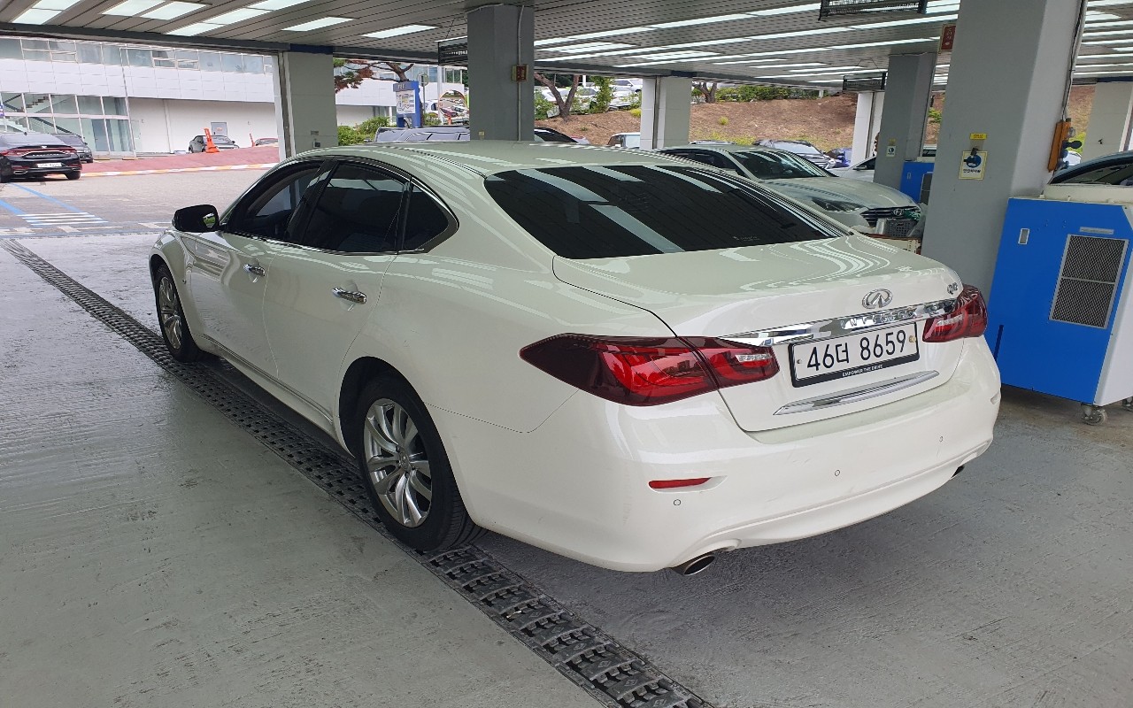 2017 - infiniti q70