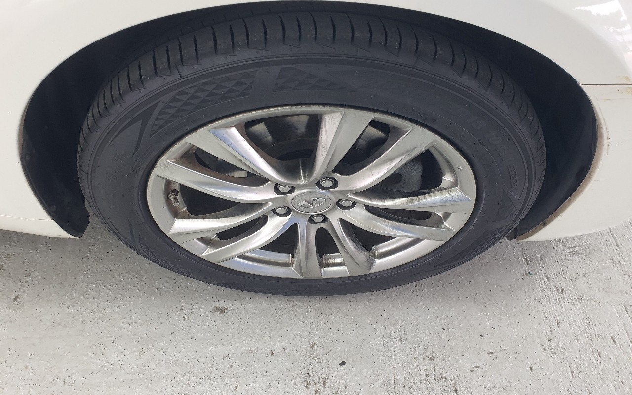 2017 - infiniti q70