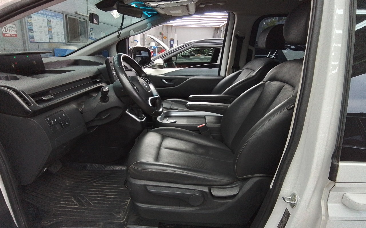 2023 - hyundai staria