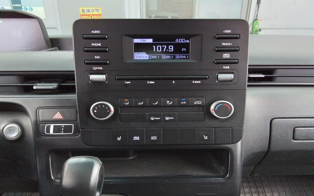 2023 - hyundai staria