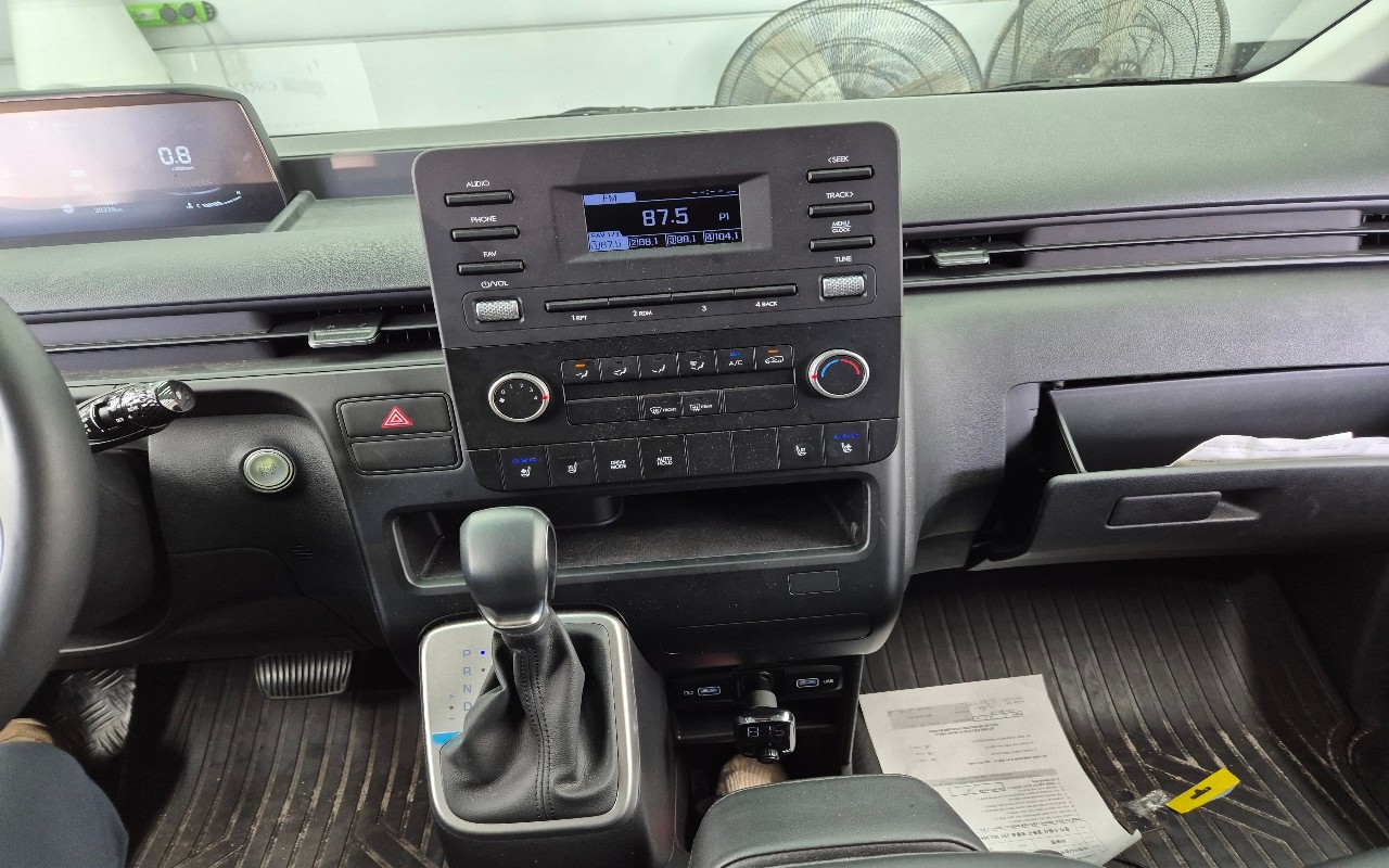 2022 - hyundai staria