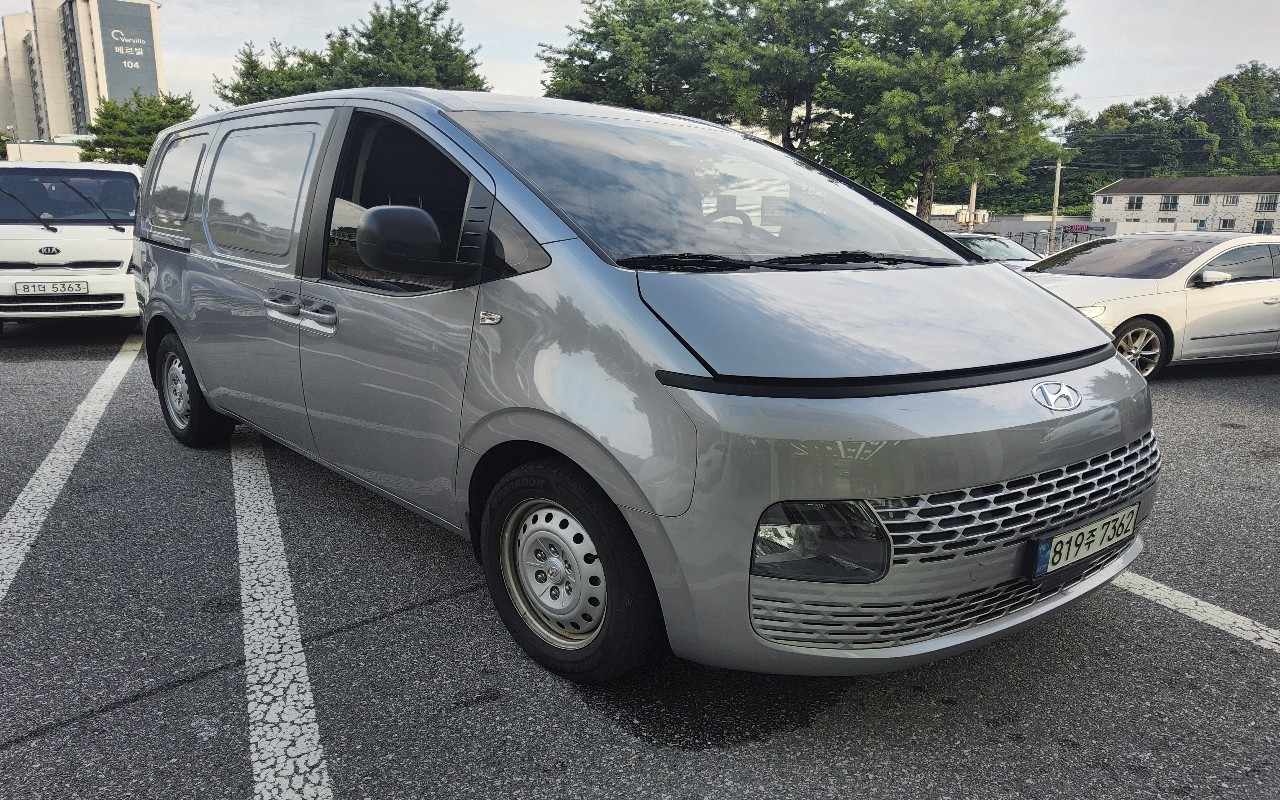 2022 - hyundai staria