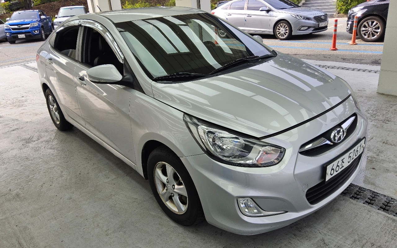 2011 - hyundai accent