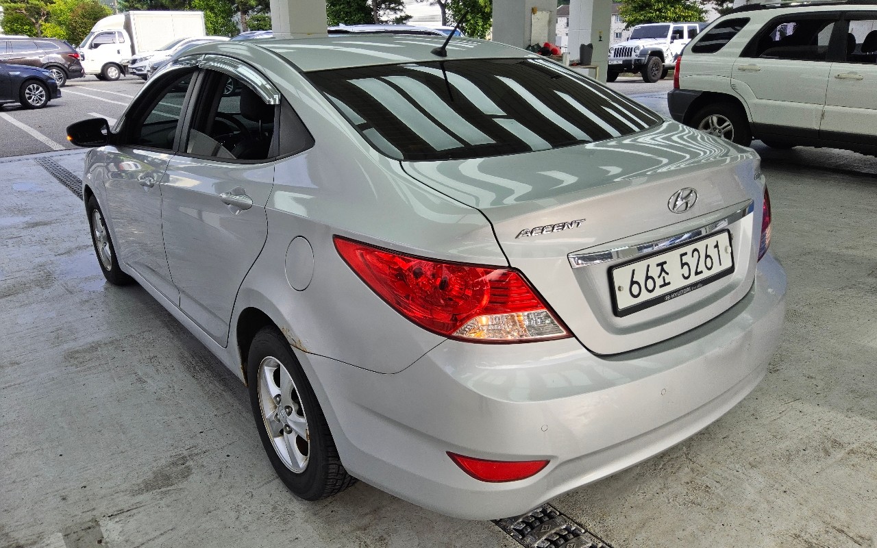 2011 - hyundai accent