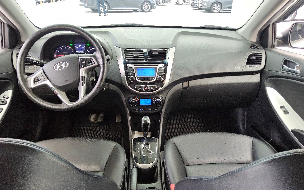 2011 - hyundai accent