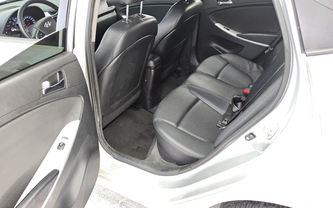 2011 - hyundai accent
