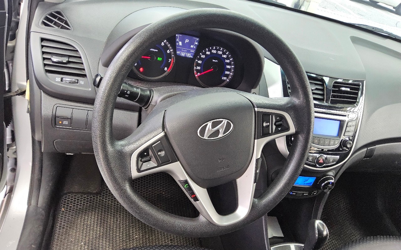2011 - hyundai accent
