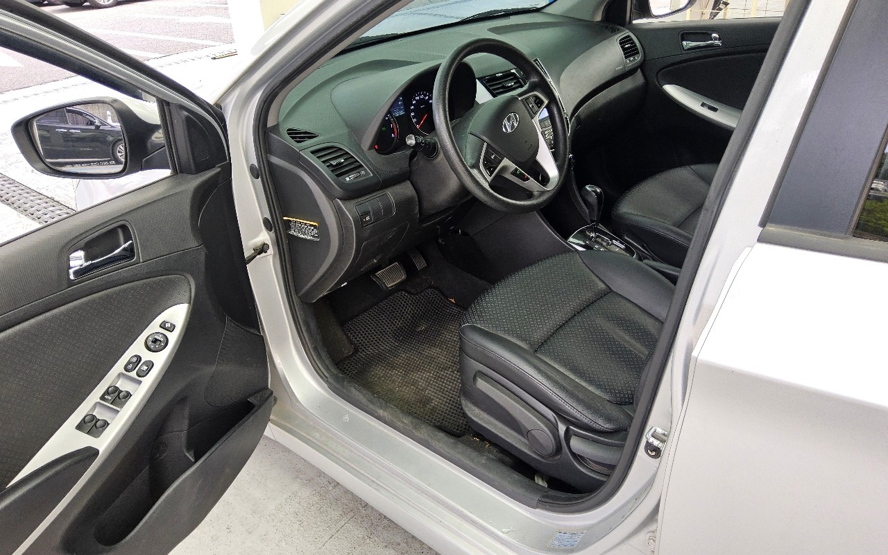 2011 - hyundai accent
