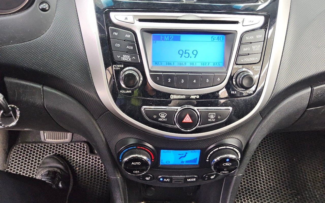2011 - hyundai accent