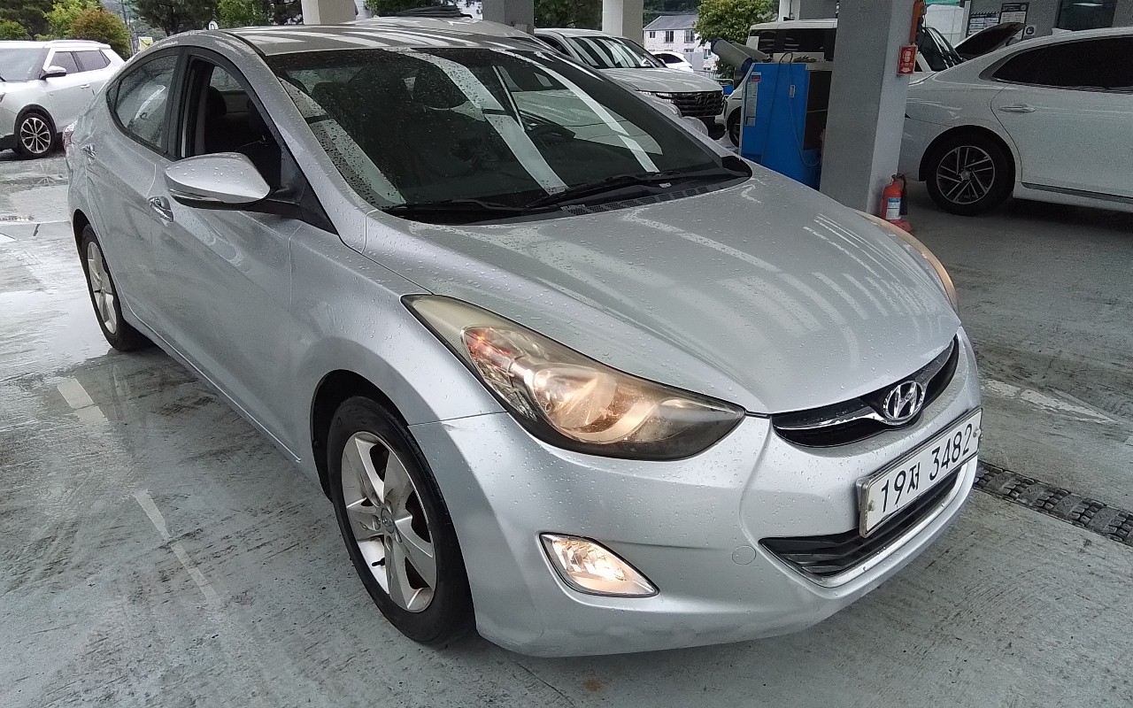 2011 - hyundai elantra
