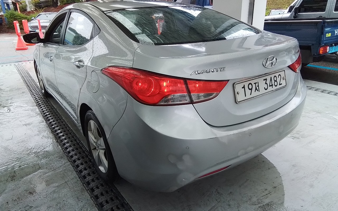 2011 - hyundai elantra