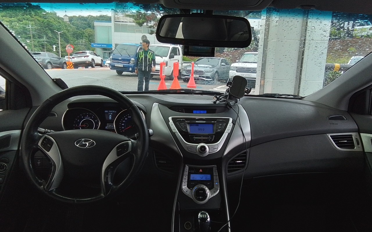 2011 - hyundai elantra