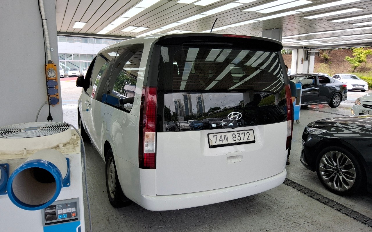 2023 - hyundai staria