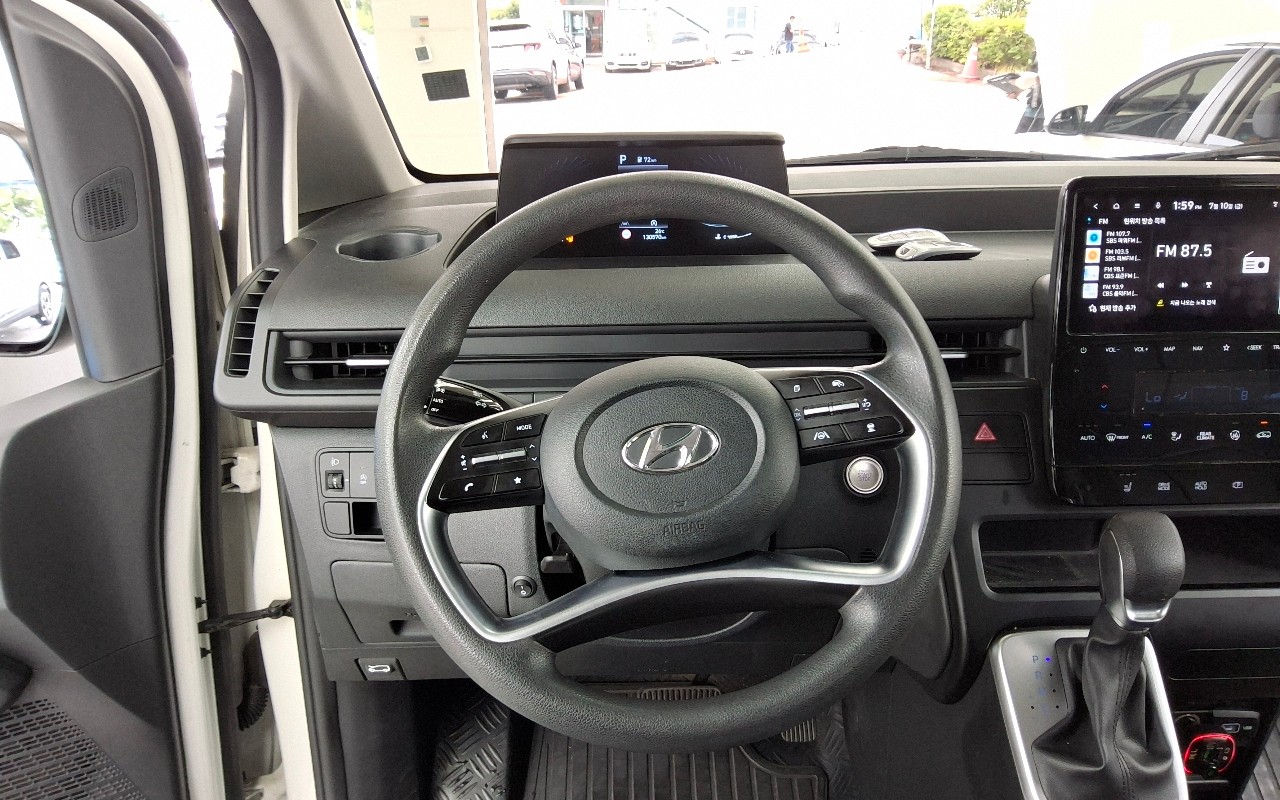 2023 - hyundai staria