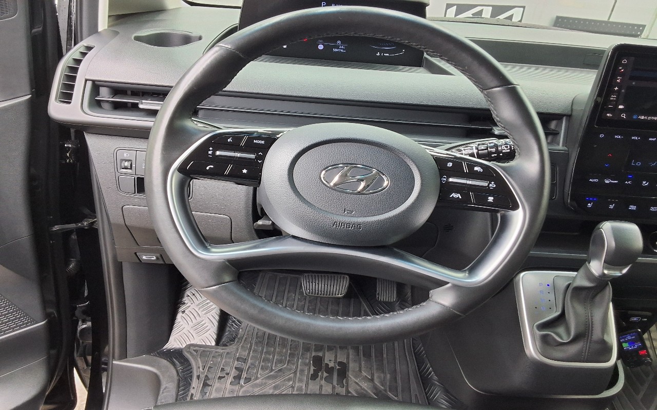 2022 - hyundai staria