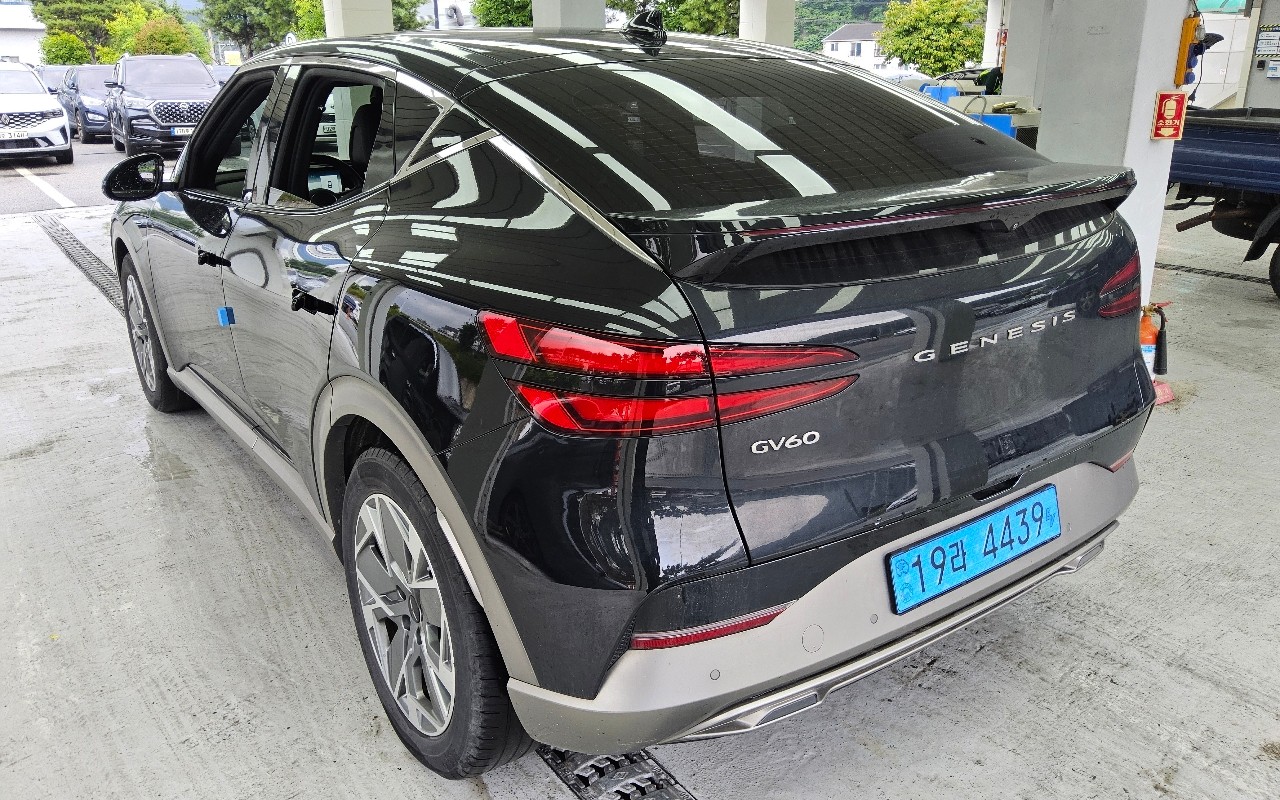 2022 - genesis gv60