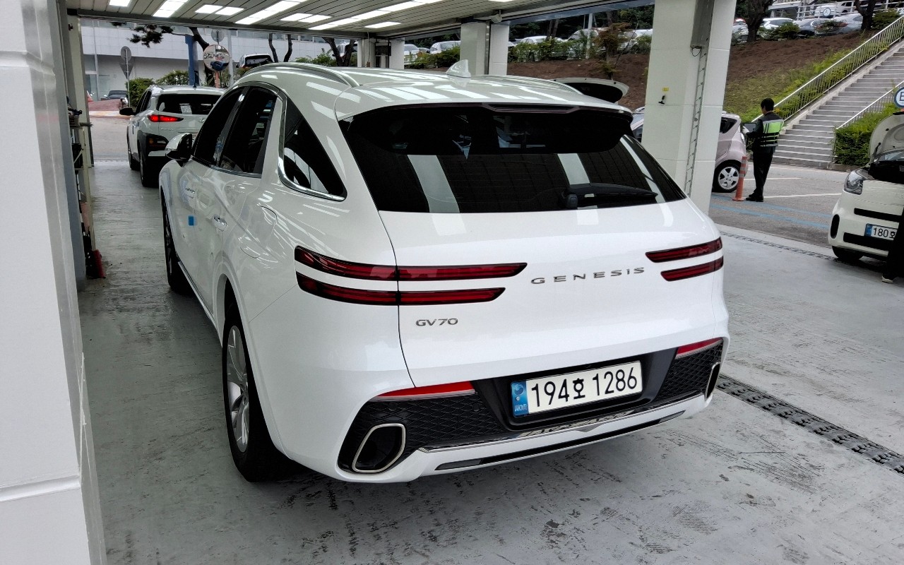 2023 - genesis gv70