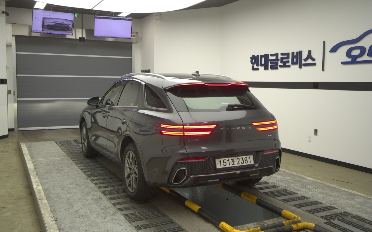 2022 - genesis gv70