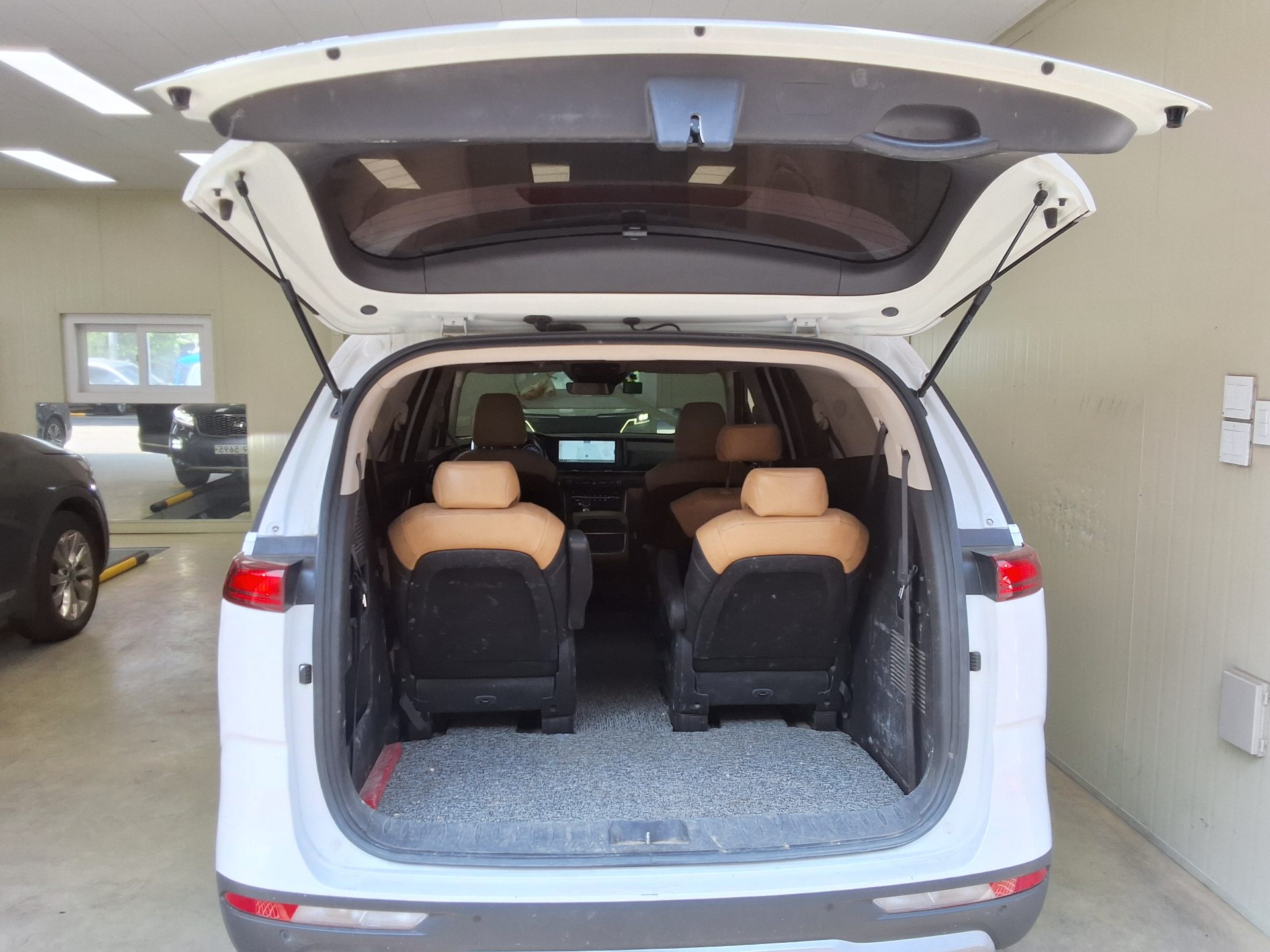 2023 - kia carnival