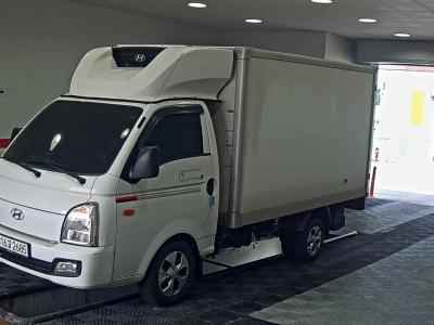 HYUNDAI PORTER II HIGH-ROOF FREEZER BOX TRUCK STANDARD CAB TWIN COMPRESSOR
