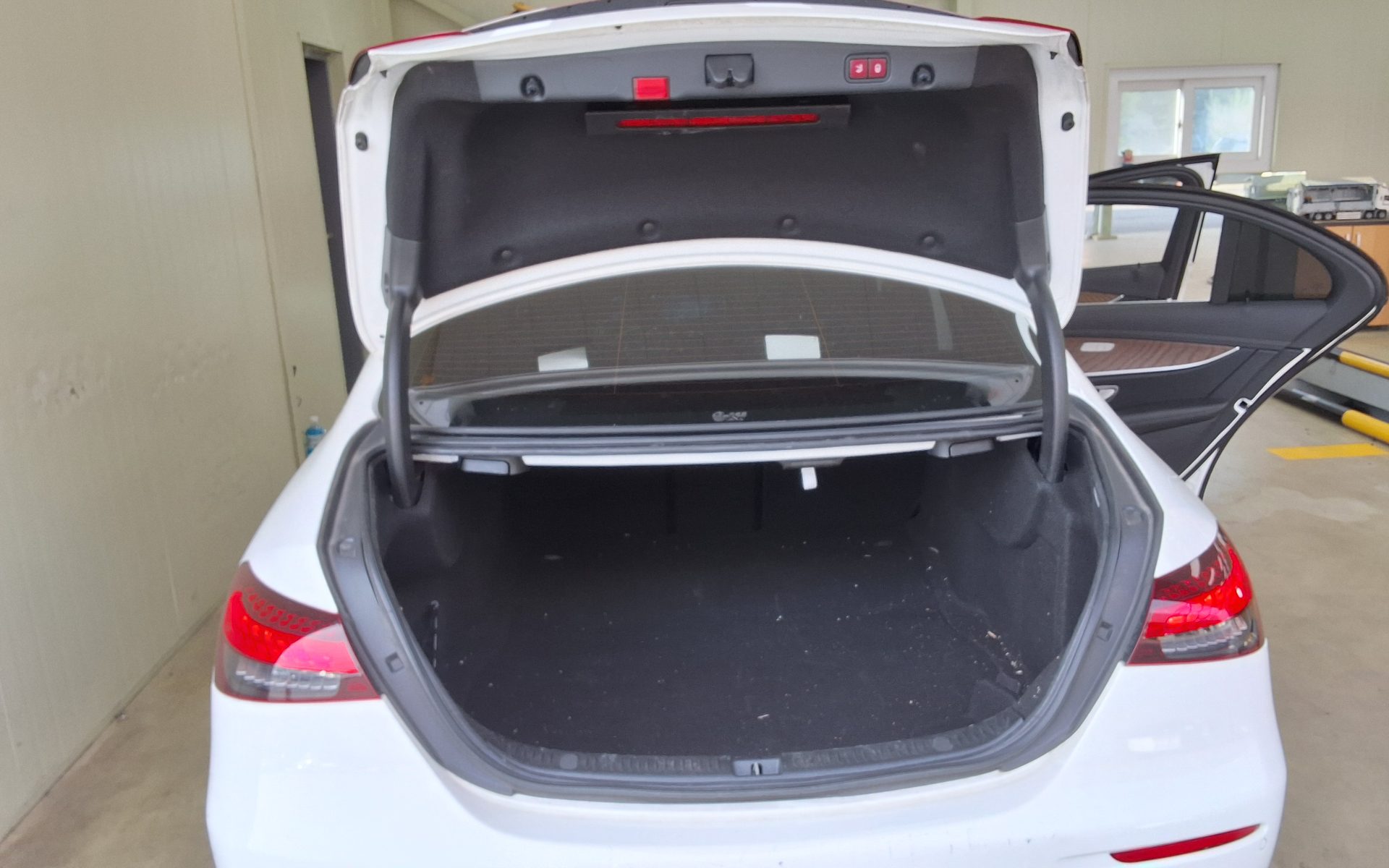 Mercedes-Benz E250 2022 — صورة 8
