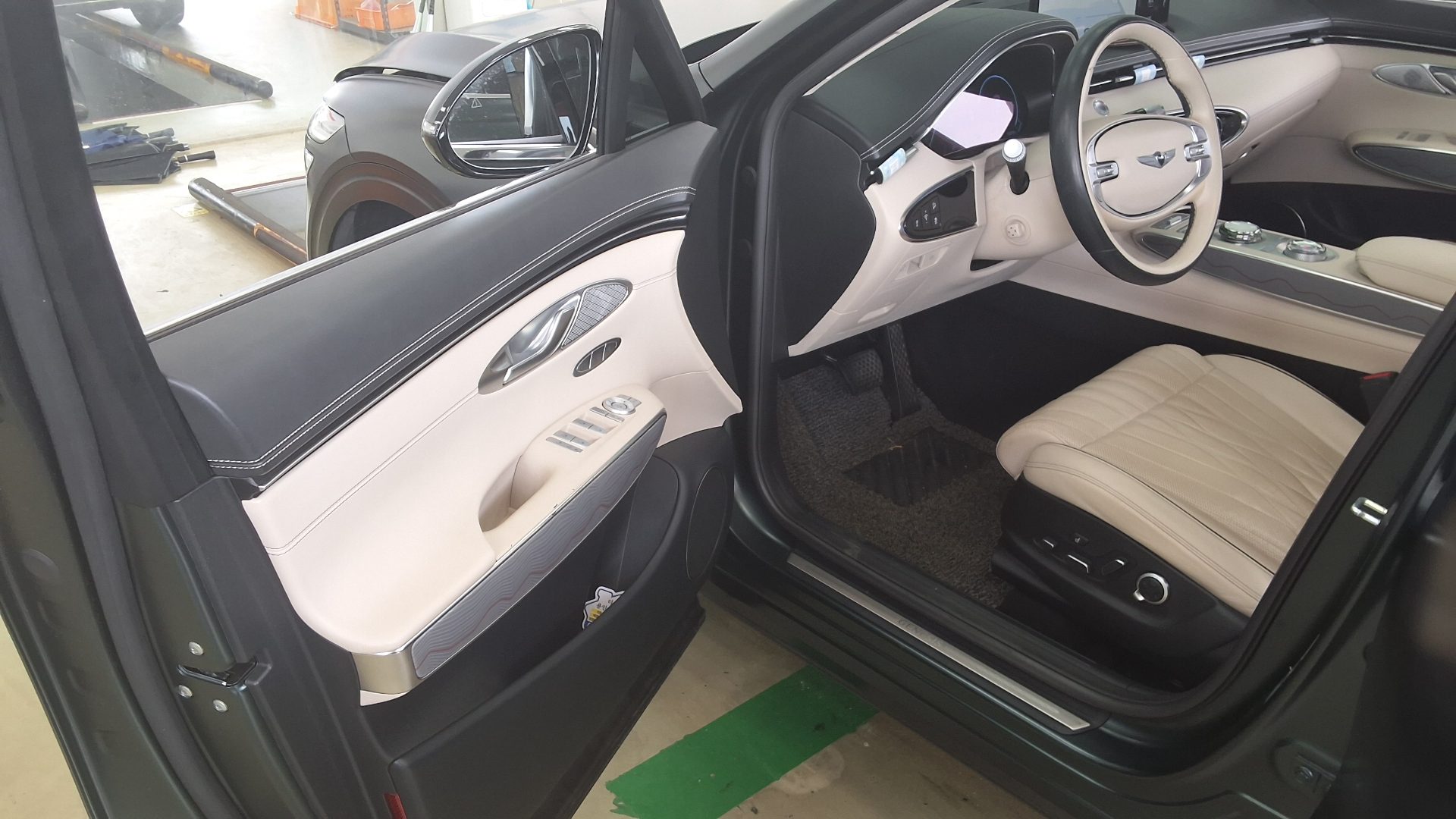 2021 - genesis gv70