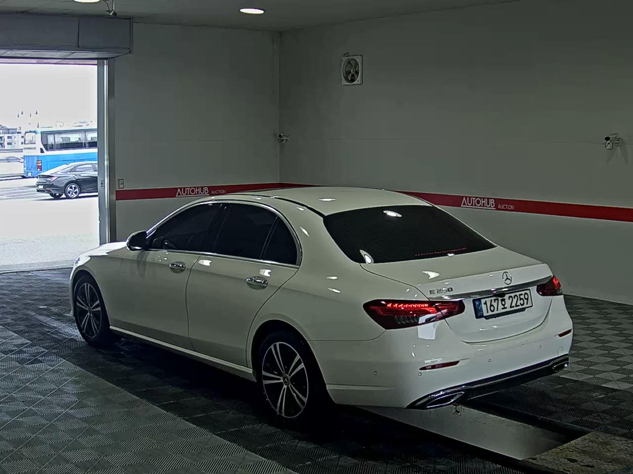Mercedes-Benz E250 2022 — صورة 2