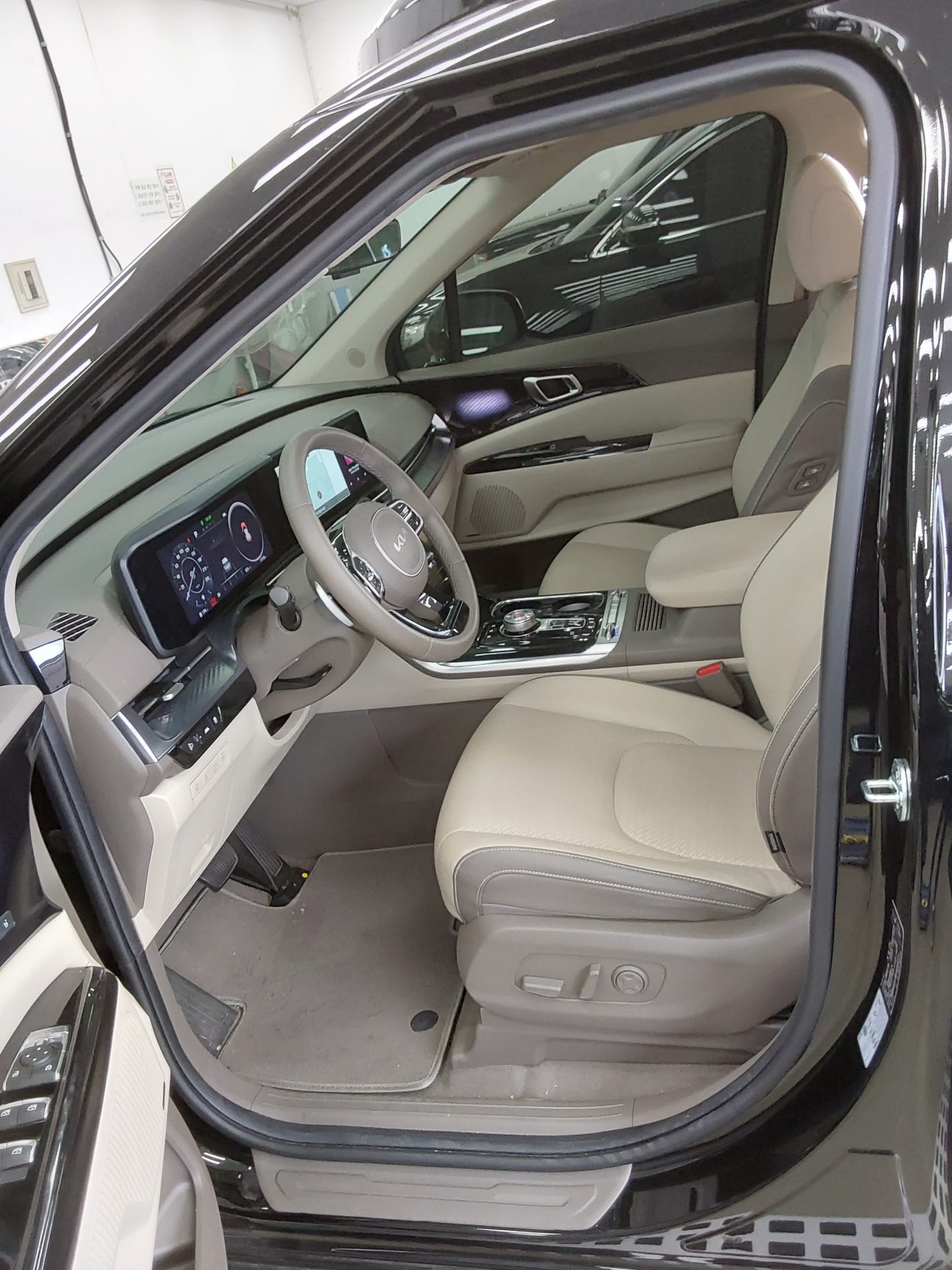 2023 - kia carnival