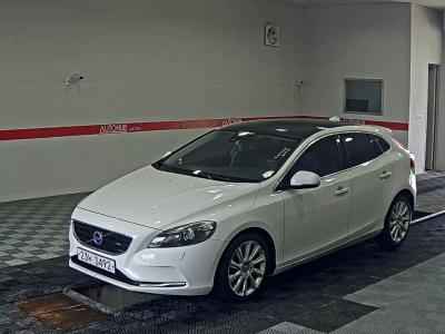 VOLVO V40 (2ND GEN) D4 SUMMUM