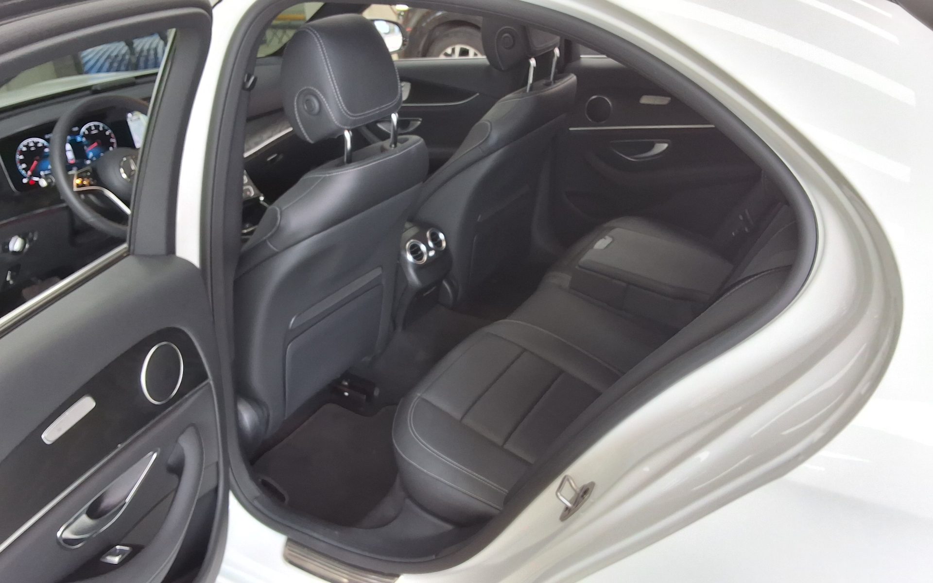 Mercedes-Benz E250 2023 — صورة 5