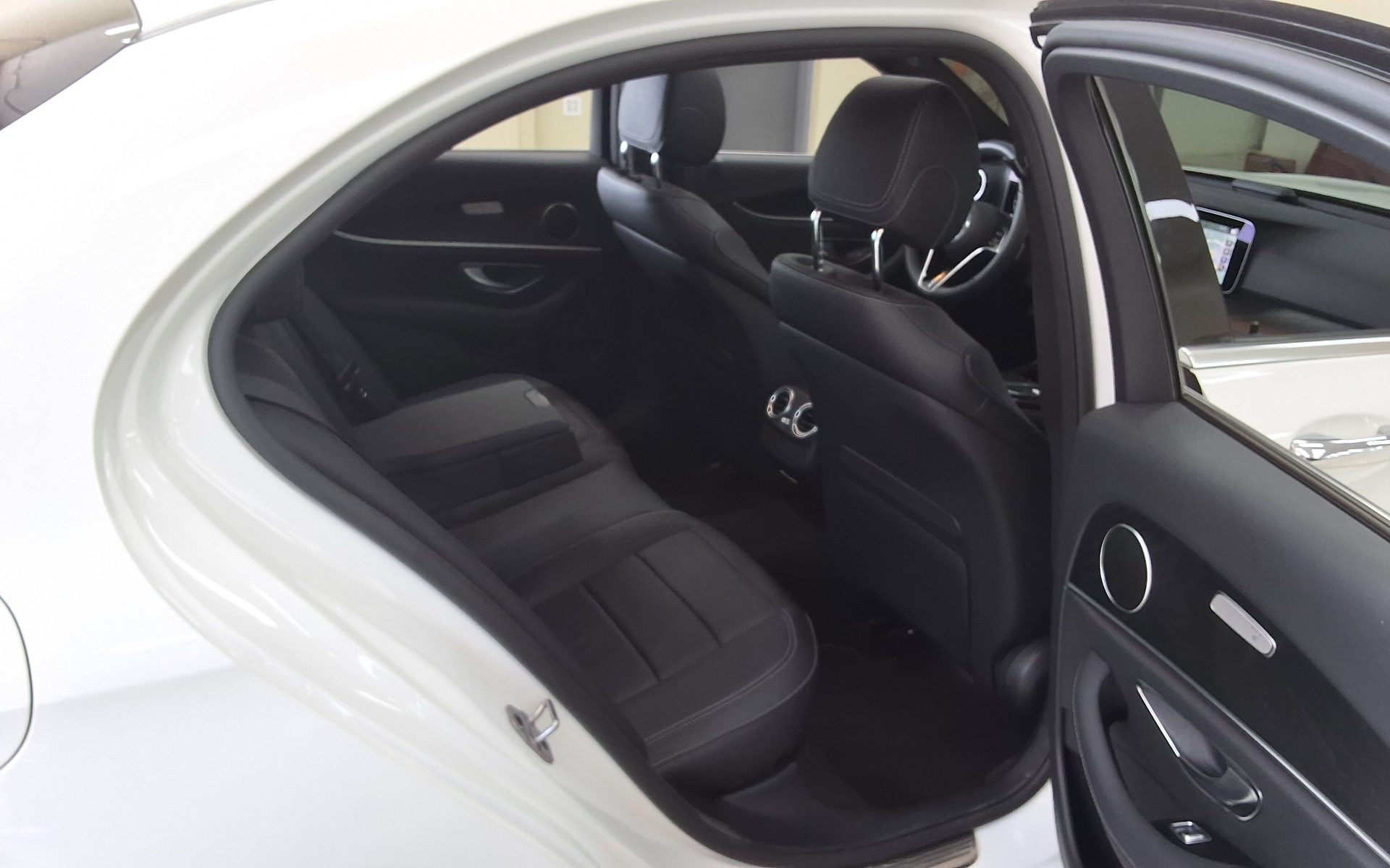 Mercedes-Benz E250 2023 — صورة 6
