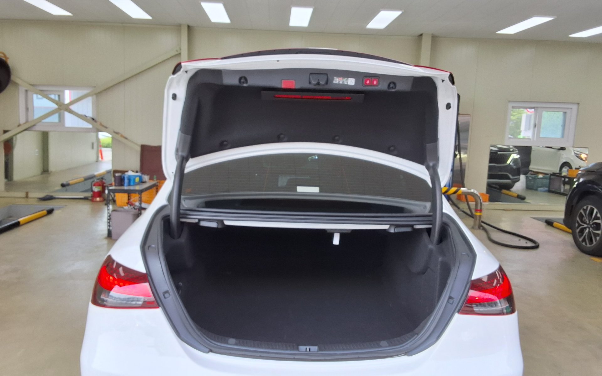 Mercedes-Benz E250 2023 — صورة 8