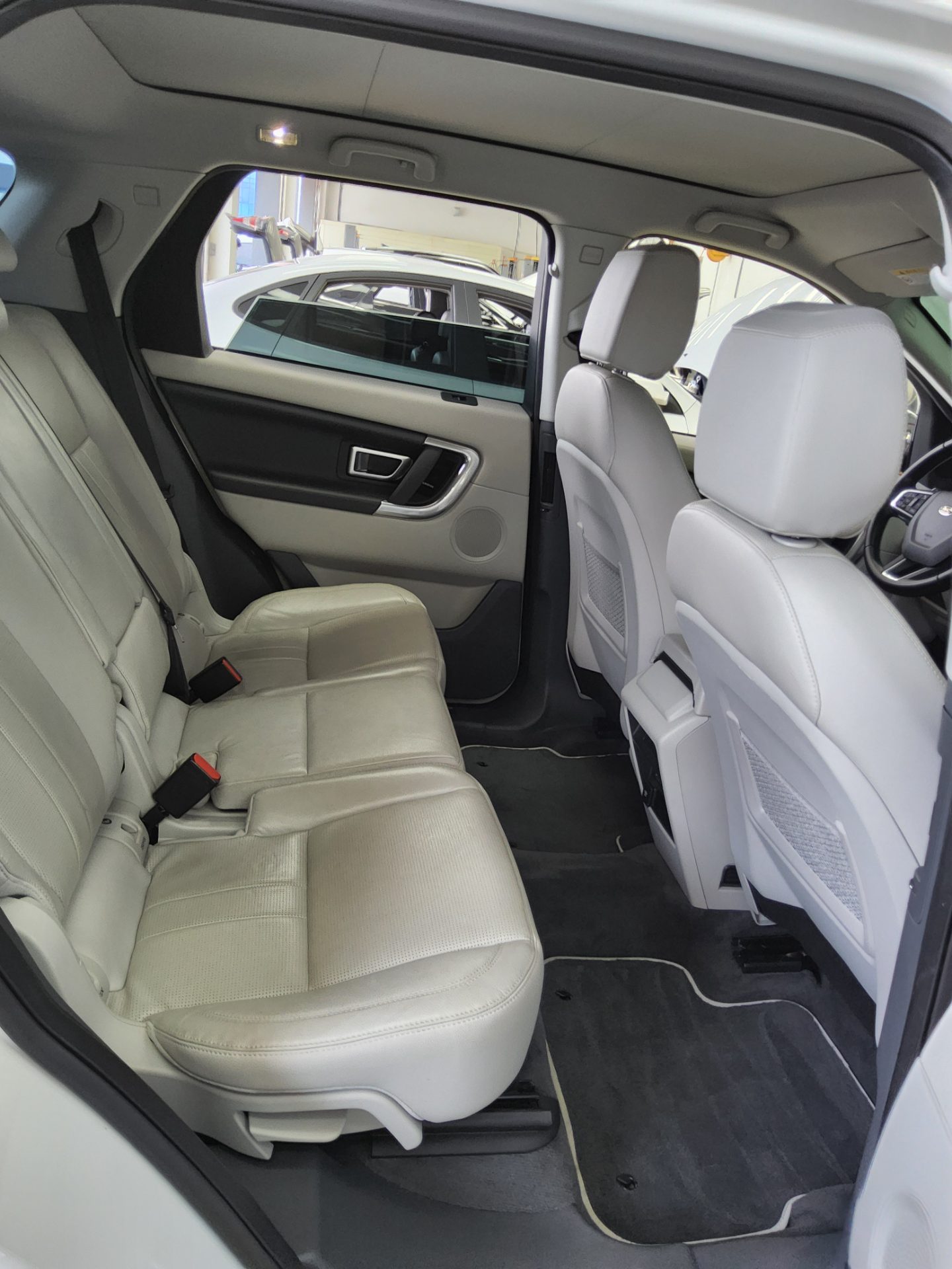 2019 - land rover discovery