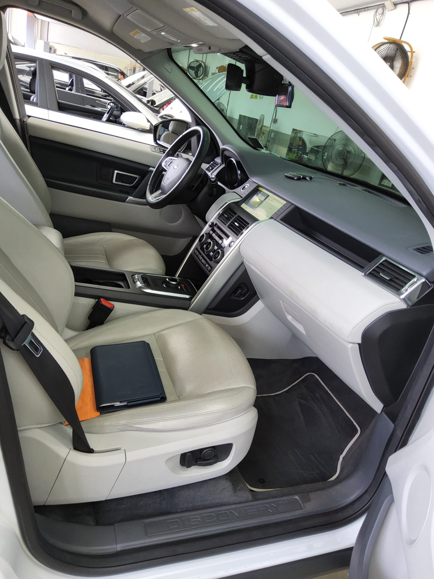 2019 - land rover discovery