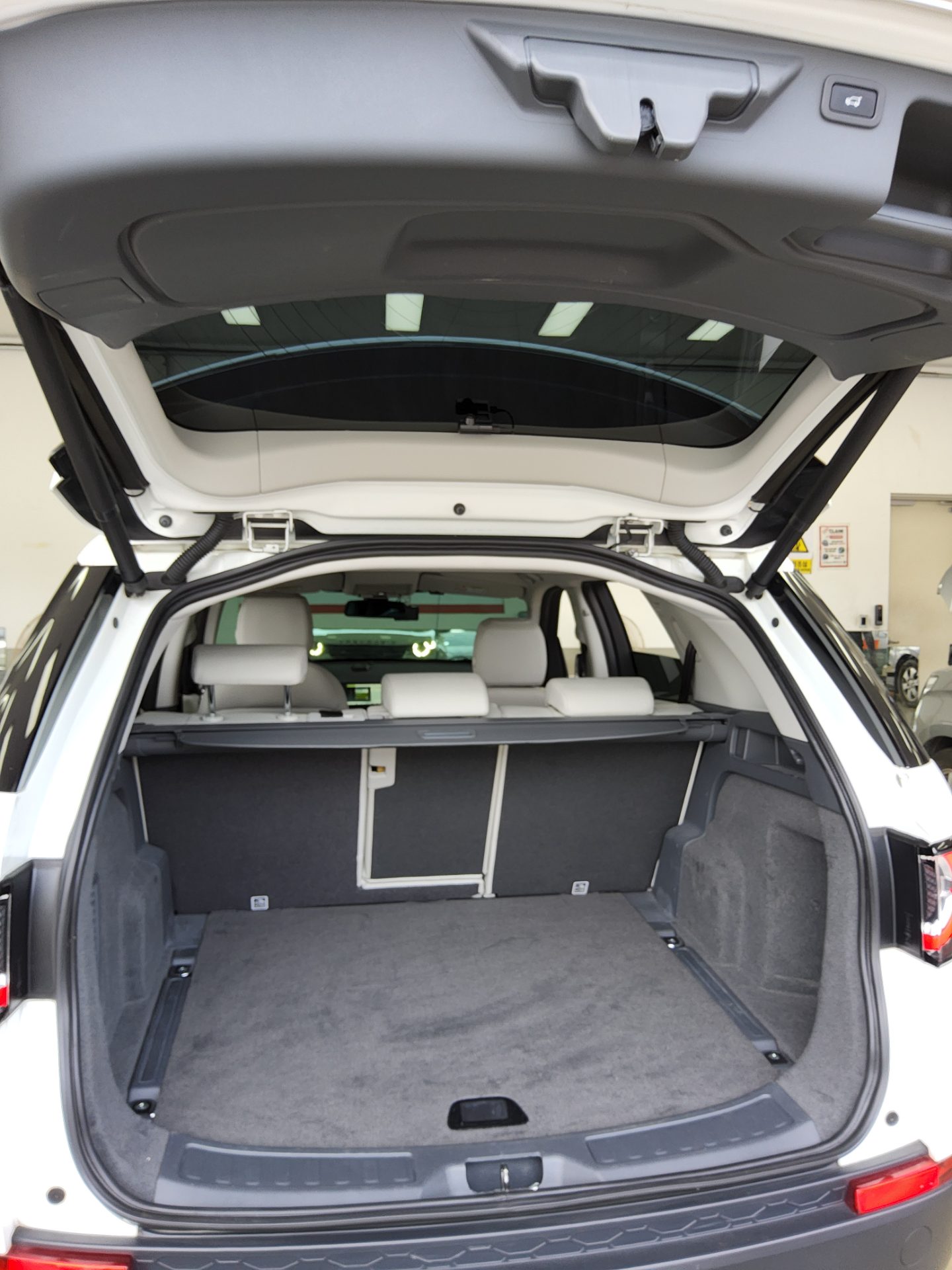 2019 - land rover discovery