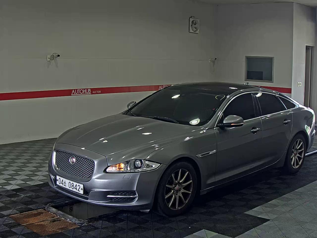 JAGUAR XJ (8TH GEN) SWB