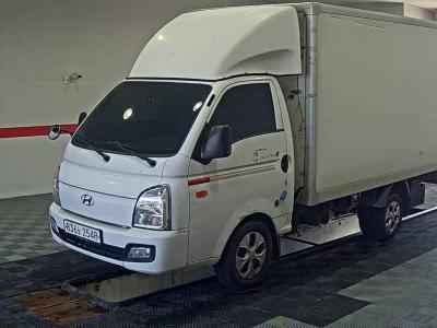HYUNDAI PORTER II HIGH-ROOF BUILT-IN BOX TRUCK STANDARD CAB