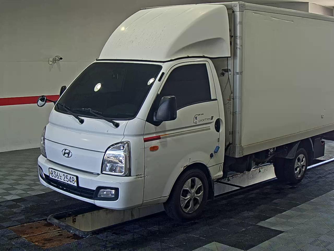 HYUNDAI PORTER II HIGH-ROOF BUILT-IN BOX TRUCK STANDARD CAB