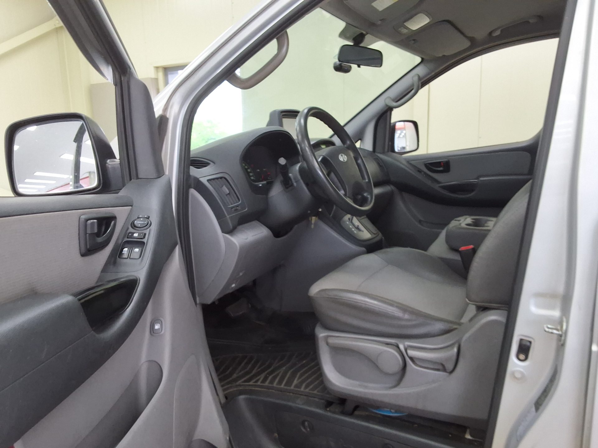 2010 - hyundai grand starex