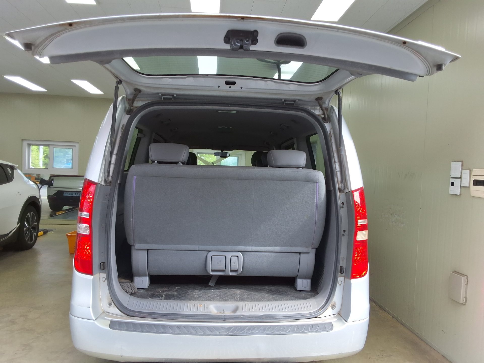2010 - hyundai grand starex