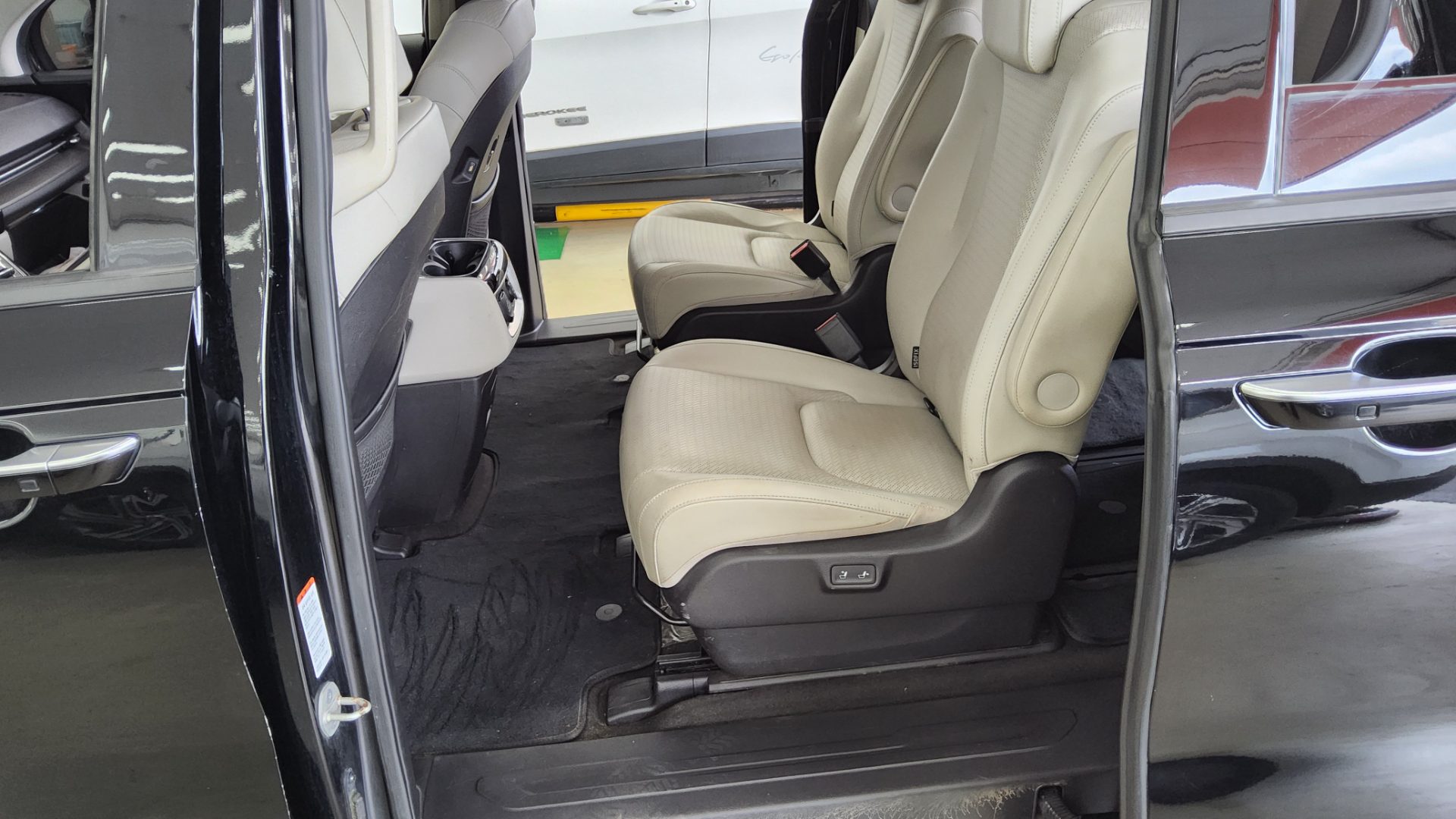 2023 - kia carnival