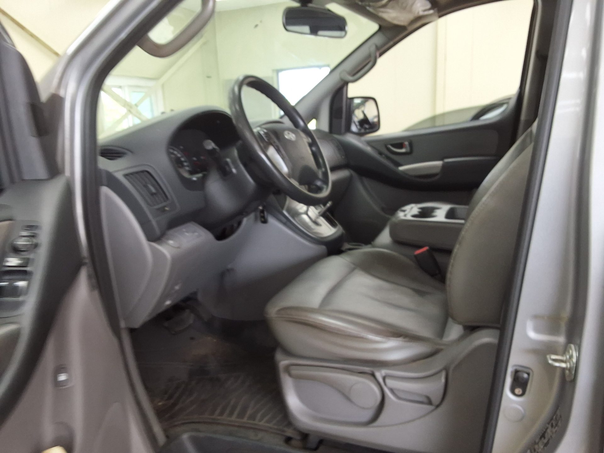 2012 - hyundai grand starex
