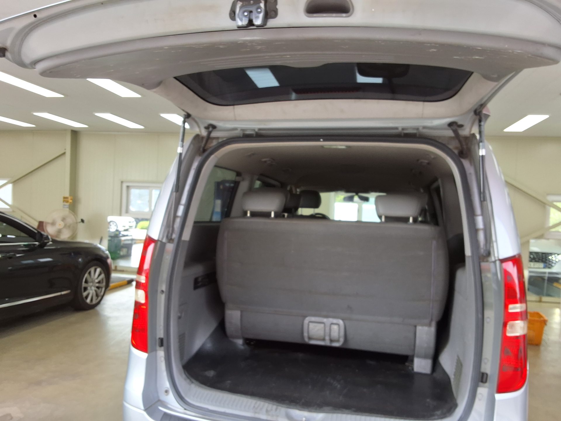 2012 - hyundai grand starex