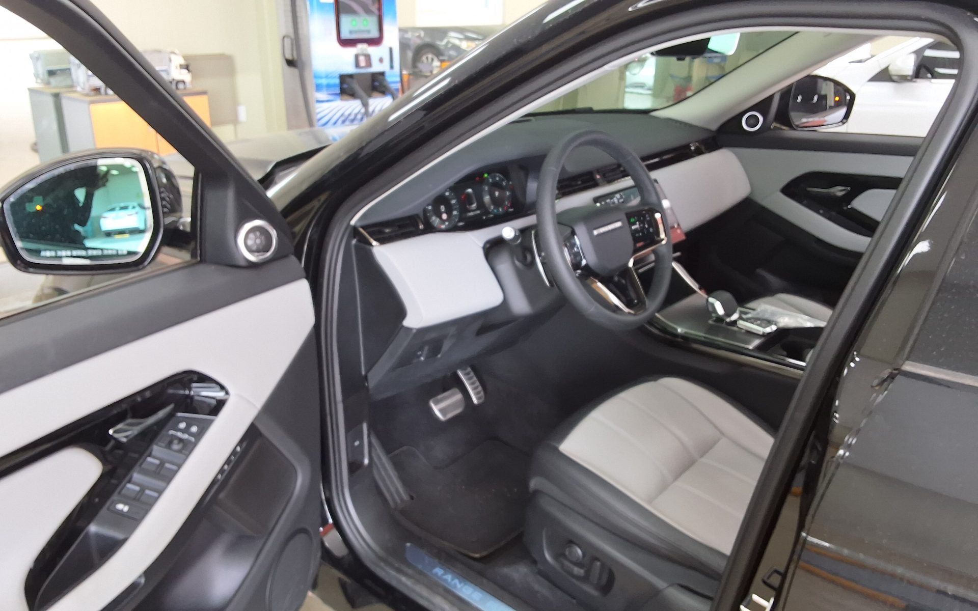 2025 - land rover range rover
