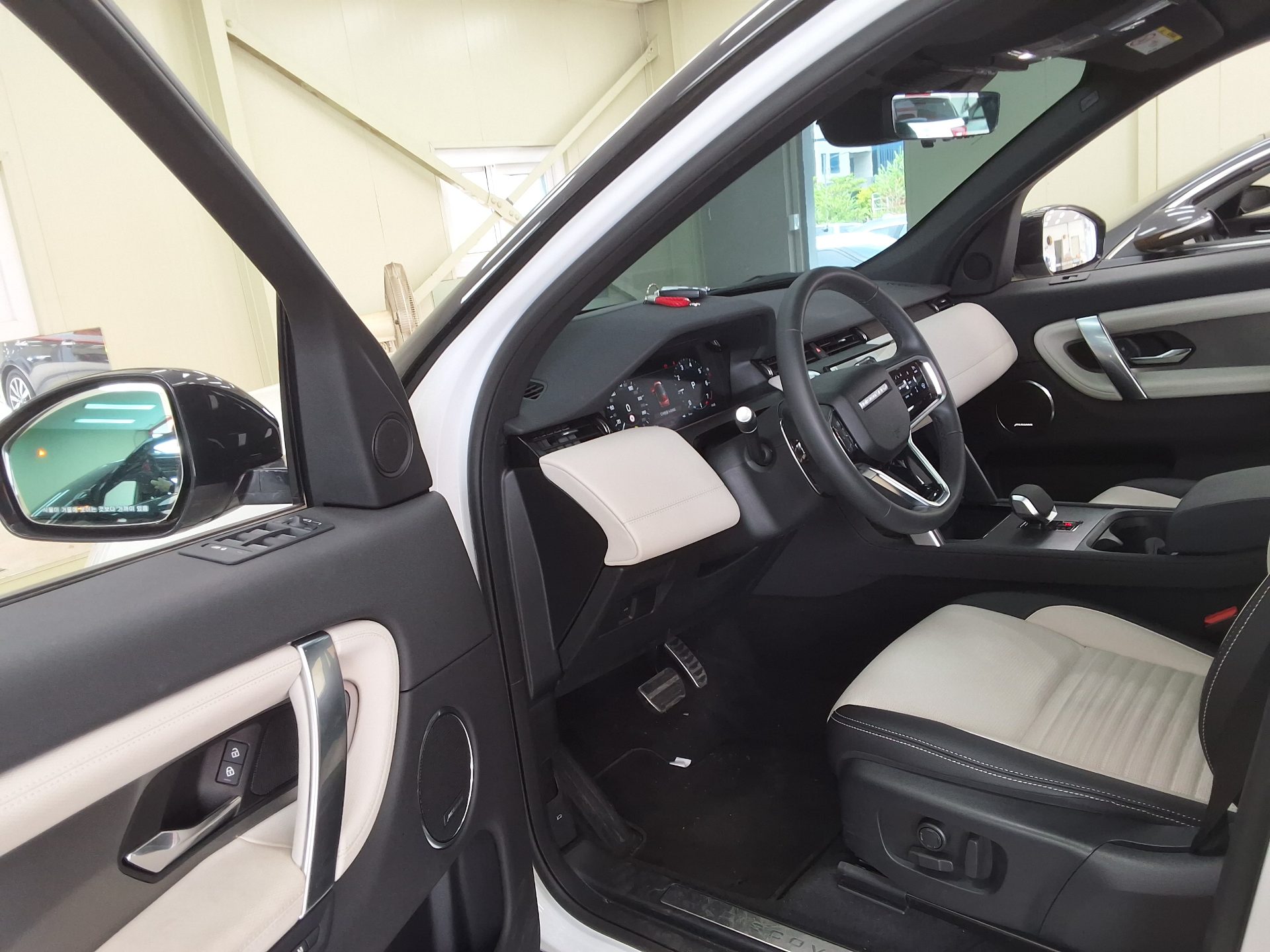 2025 - land rover discovery