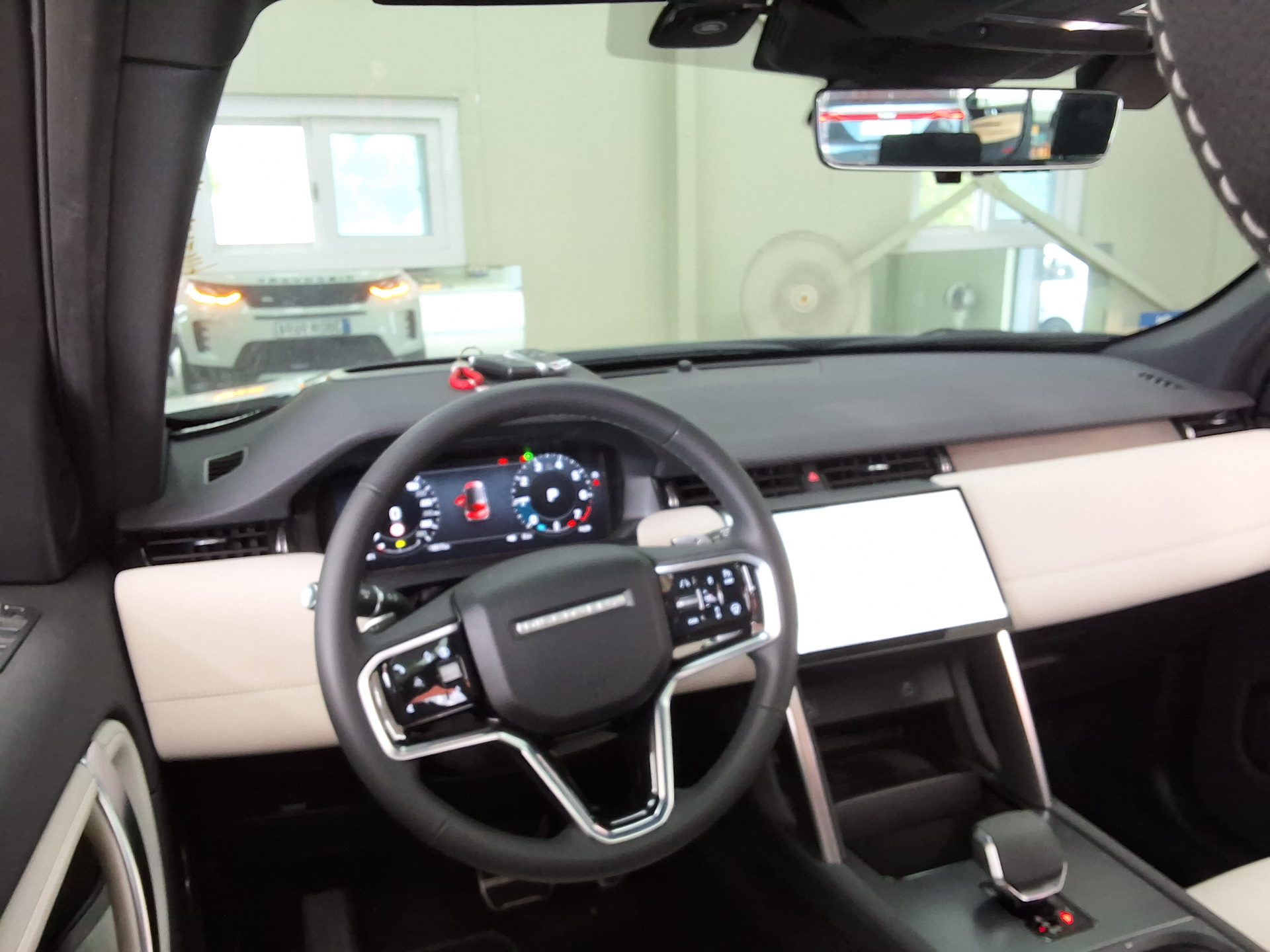 2025 - land rover discovery