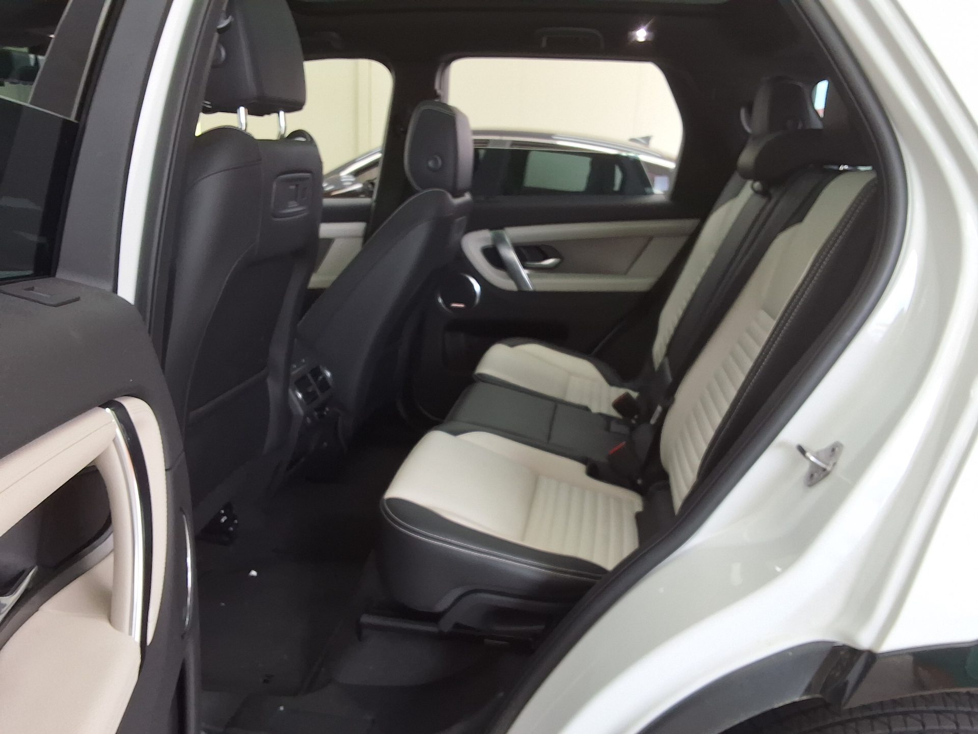 2025 - land rover discovery