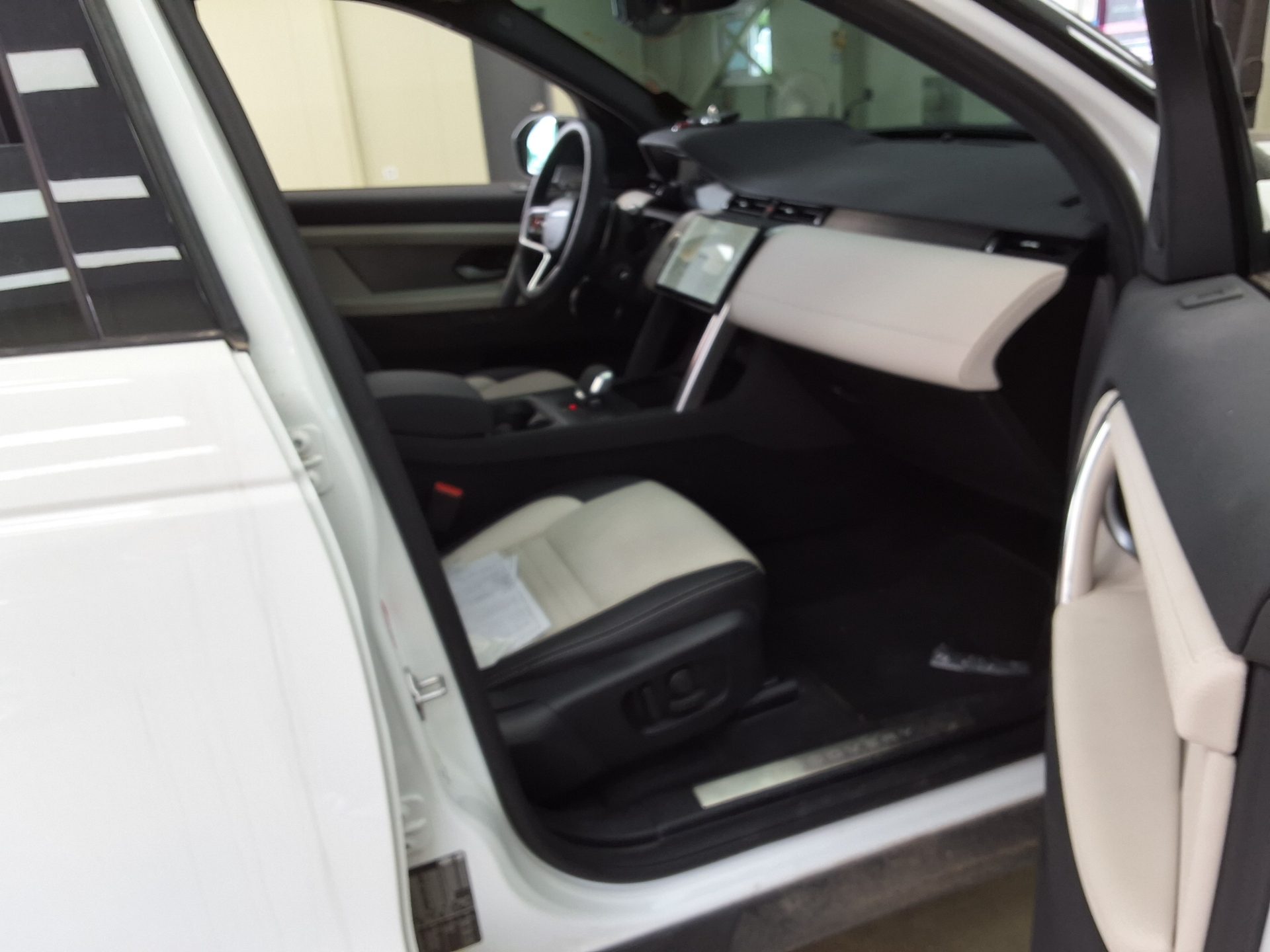 2025 - land rover discovery