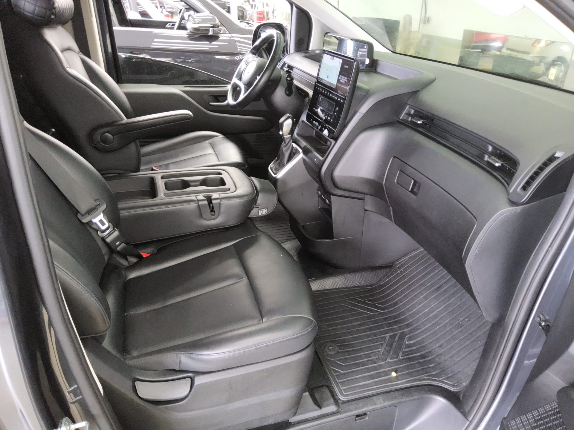 2022 - hyundai staria